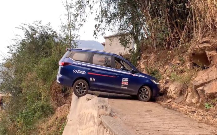 Condutor habilidoso realiza a inversão de marcha mais desafiadora de todos os tempos