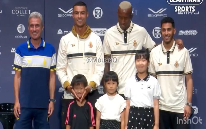 Cristiano Ronaldo brinca com criança no Japão e imagens do momento já se tornaram virais