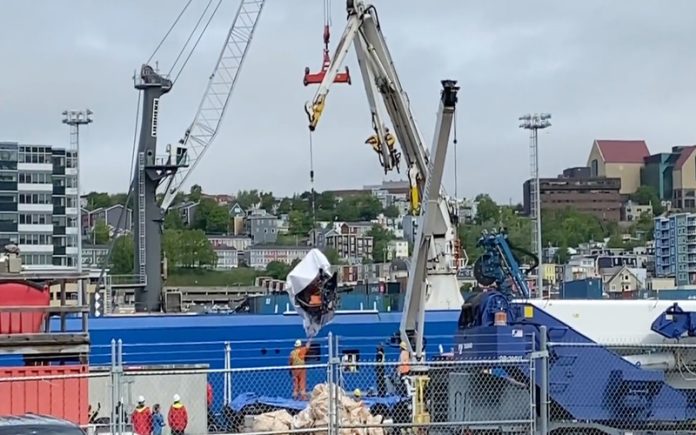 Operação de resgate: Destroços do submarino Titan são retirados do fundo do Oceano Atlântico
