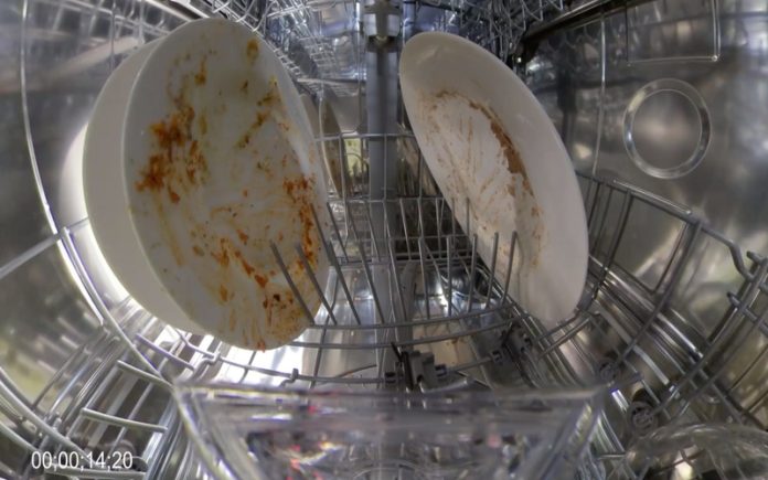 Homem coloca GoPro dentro da máquina de lavar louça para descobrir a magia