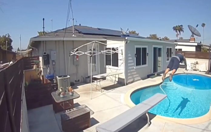 Estafeta da Amazon mergulha na piscina do cliente após entregar encomenda