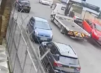 Fiscais mudaram carro de lugar para multá-lo mas uma câmara salvou o condutor