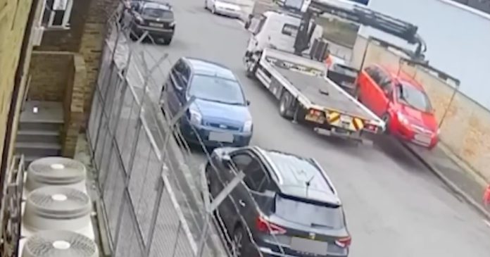 Fiscais mudaram carro de lugar para multá-lo mas uma câmara salvou o condutor