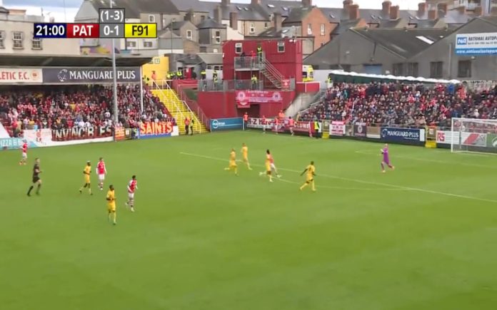 Guarda-redes marca autogolo insólito ao tentar aliviar a bola de cabeça