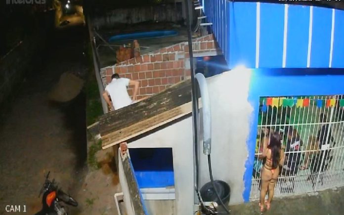 Homem pula muro de cabaré para fugir sem pagar a conta