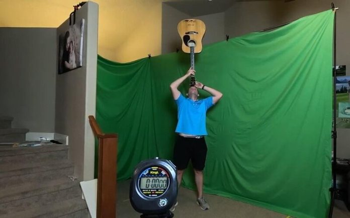 Homem equilibra violão na testa por mais de 1 hora e 46 minutos