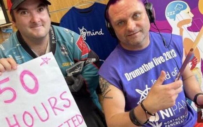 Homem da Irlanda do Norte toca bateria por mais de 150 horas seguidas