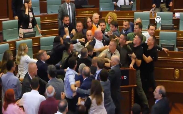 Primeiro-ministro do Kosovo é atingido por água e deputados entram em conflito no parlamento