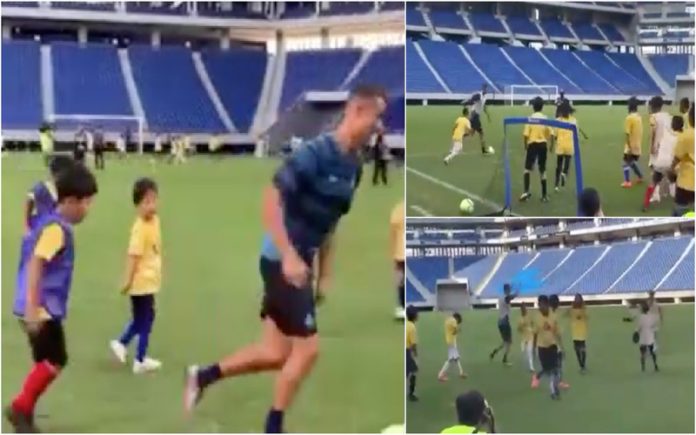 Ronaldo brinca com crianças no Japão e dá nas vistas