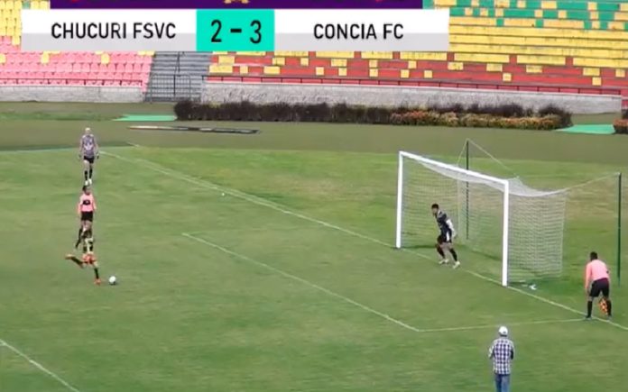 Penálti mais insólito de 2023: Bola vai ao céu, bate na cabeça do guarda-redes e entra