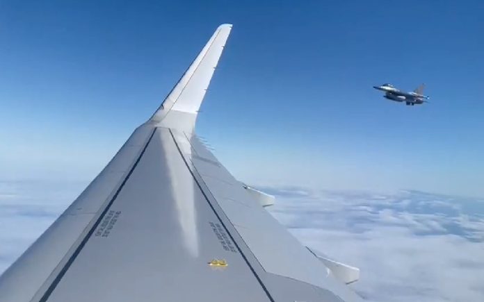 Cenas impressionantes: Dois caças F-16 da Força Aérea escoltam avião papal à entrada no espaço aéreo português