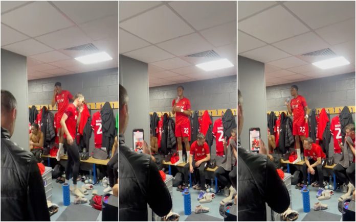 Futebolista dá espetáculo a cantar 'All of Me' de John Legend