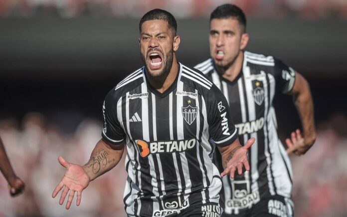 Hulk impressiona com livre direto à Roberto Carlos em vitória sobre o São Paulo