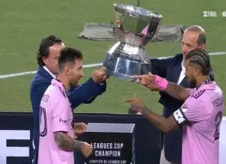 Messi presta homenagem: Ex-Capitão do Inter Miami recebe a braçadeira e levanta o troféu