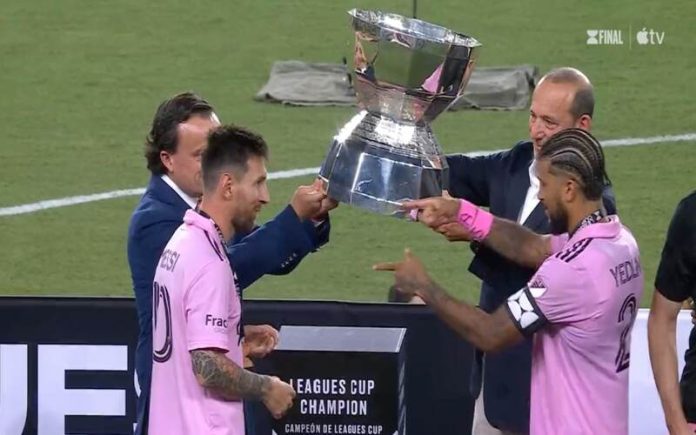 Messi presta homenagem: Ex-Capitão do Inter Miami recebe a braçadeira e levanta o troféu