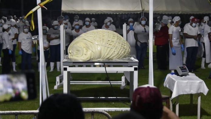 Cidade mexicana cria bola recorde de queijo quesillo