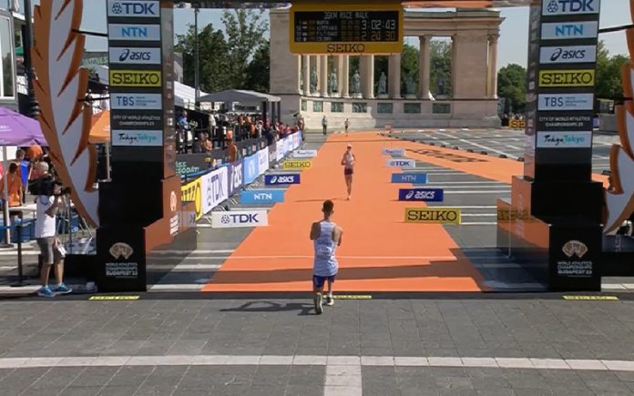 Pedido de casamento surpreende atleta eslovaca após concluir prova de 35 km de marcha