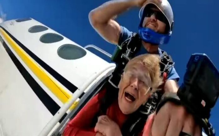 Mulher com 84 anos pretende saltar de paraquedas 1.000 vezes