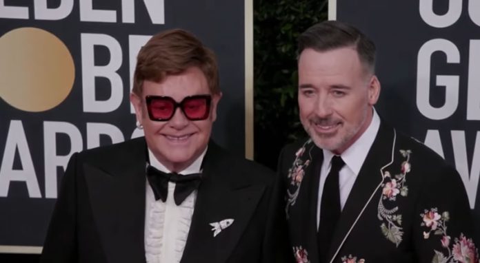 Elton John sofre queda em casa e teve de ser hospitalizado