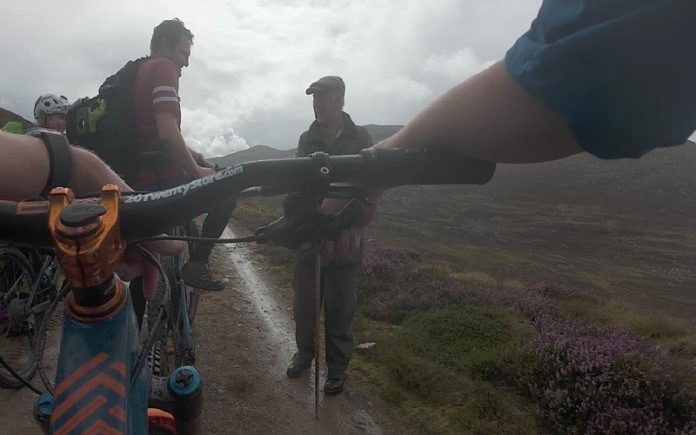 Foram dar um passeio de bicicleta e cruzaram-se com o rei Carlos III do Reino Unido
