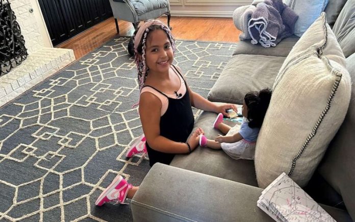 Piloto traz de Tóquio a boneca perdida de uma criança do Texas