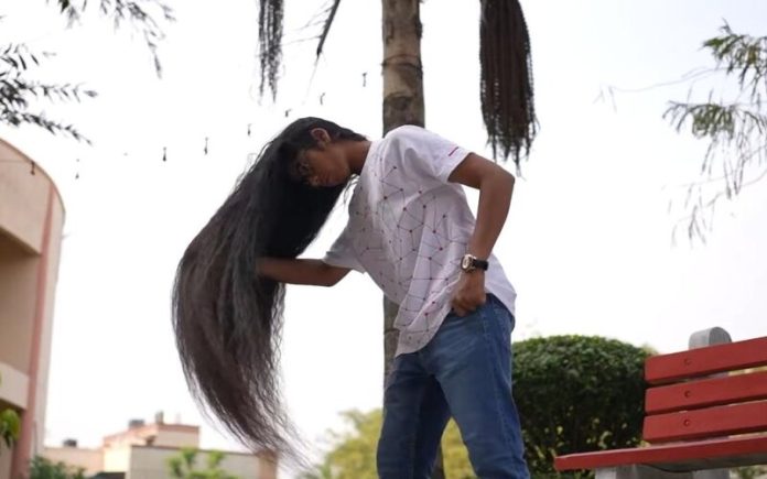 Indiano possui o cabelo mais longo do mundo com mais de 1.40 metros de comprimento
