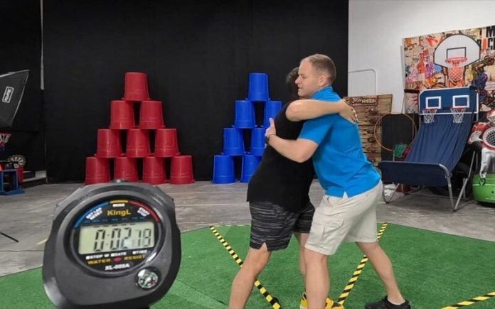 Homens batem recorde mundial com 153 abraços em um minuto