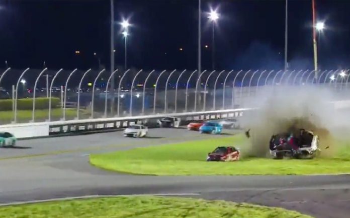 Piloto sobrevive após carro capotar em prova da NASCAR