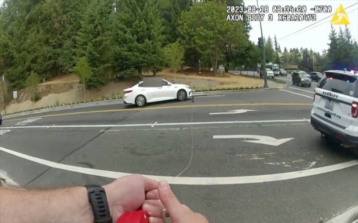 Polícia ladra como um cão e assusta fugitivos