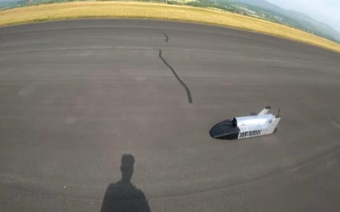 Carro controlado remotamente conquista recorde de velocidade