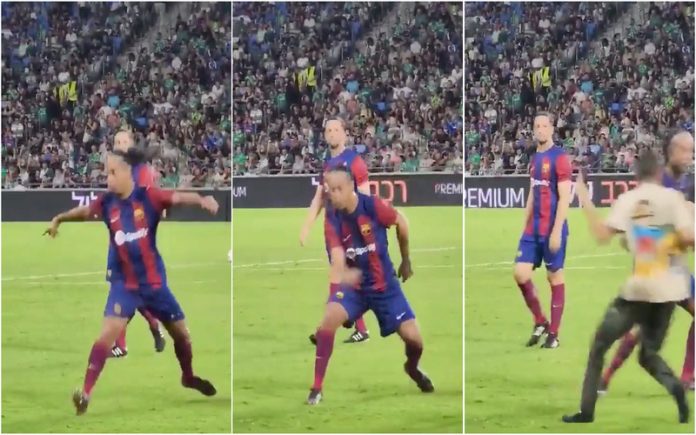 Ronaldinho Gaúcho finta com classe adepto invasor