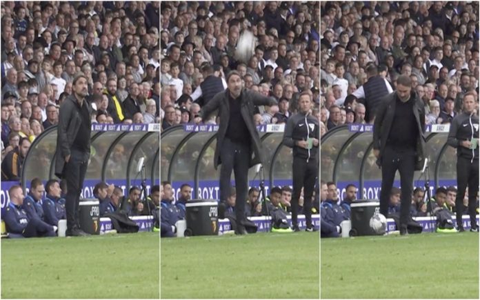 Treinador do Leeds domina uma bola como um verdadeiro craque