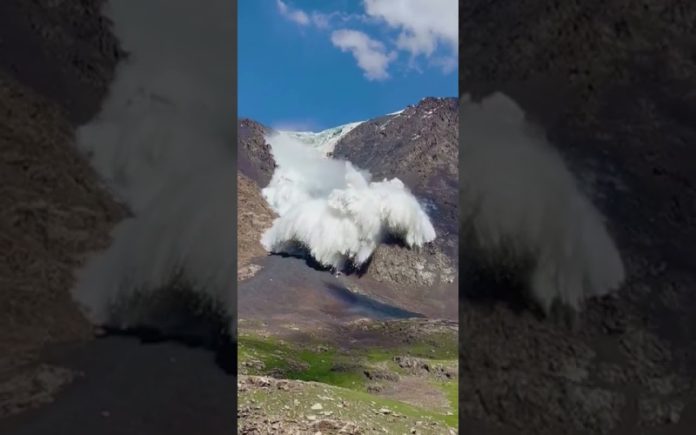 Vídeo louco_ Avalanche gigante atinge fotógrafo enquanto a câmara grava