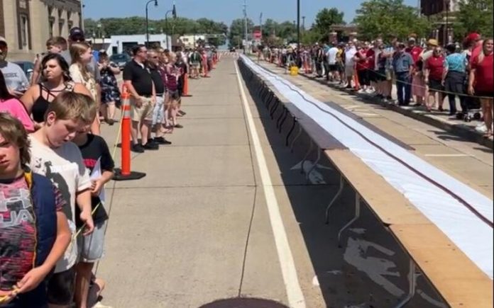 Empresa de Wisconsin fabrica o palito de carne mais longo do mundo