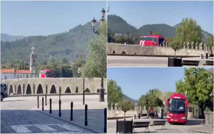Autocarro atravessa a ponte histórica pedonal em Ponte de Lima