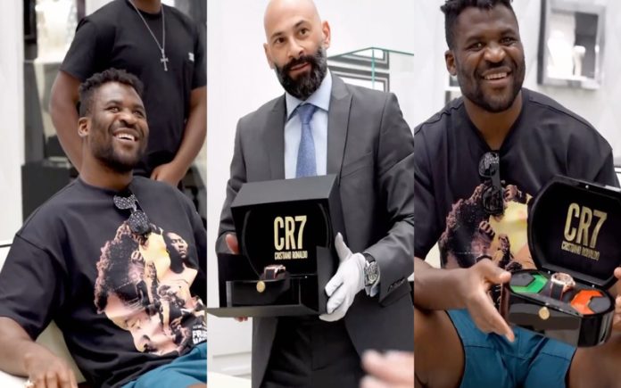 Cristiano Ronaldo surpreende Francis Ngannou com um relógio soberbo