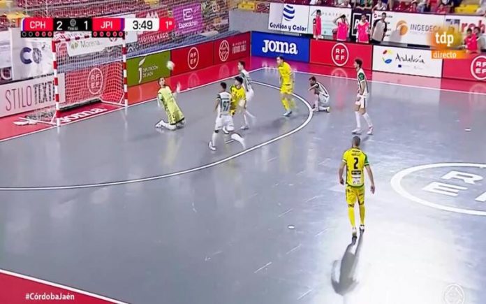 Golaço no futsal espanhol de costas para a baliza