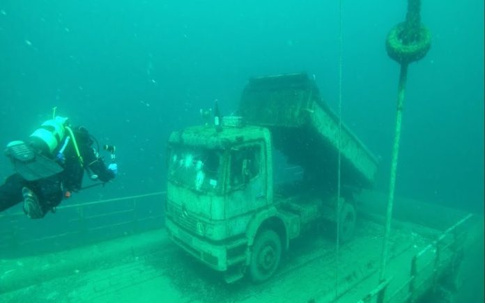 Existe um camião da Mercedes no fundo de um lago na Alemanha e conta uma história íncrivel
