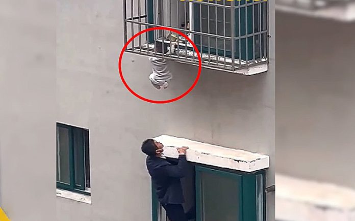 Heróis trepam pela janela para salvar uma criança pendurada no 4º andar