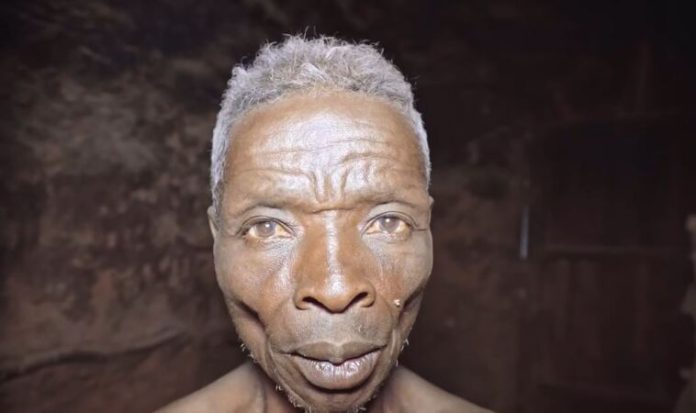 Homem viveu isolado durante 55 anos por medo das mulheres