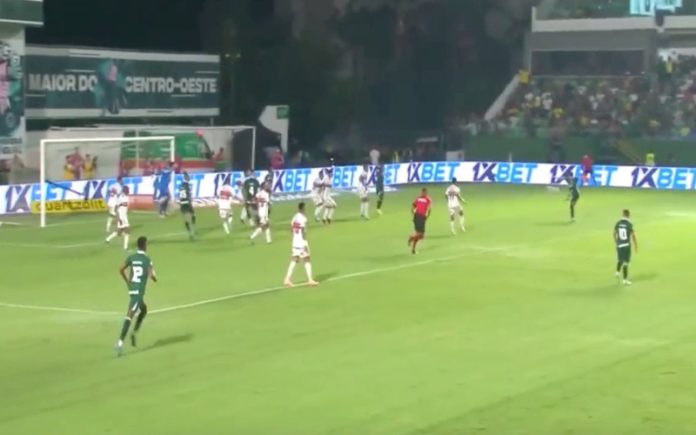 Lateral do Goiás marca golo Incrível e pode ser Candidato ao Prêmio Puskás