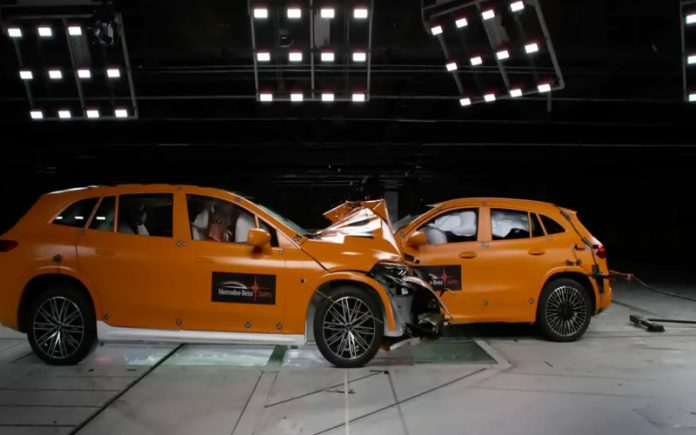 Mercedes realiza o primeiro teste de colisão com dois Carros Elétricos