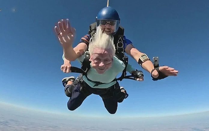 Mulher de 104 anos estabelece recorde mundial ao tornar-se na pessoa mais velha a praticar paraquedismo