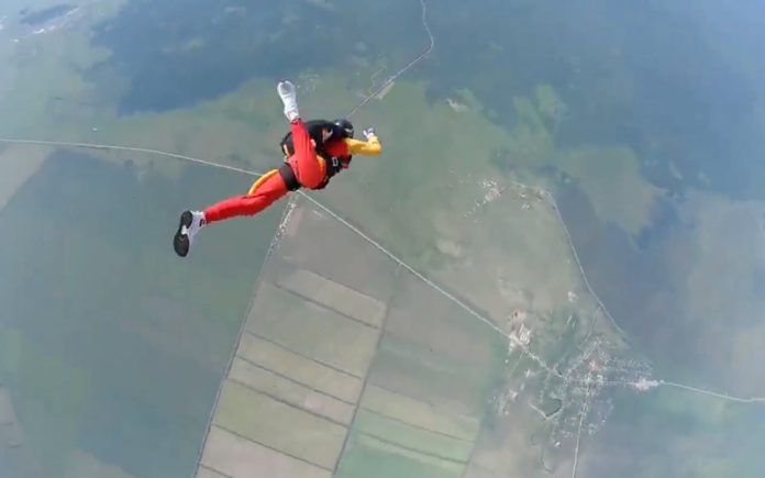 Saltou de paraquedas mas o equipamento não abriu e por isso foi salva pelo instrutor