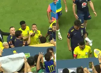 Neymar fica irritado com torcedor brasileiro após ser atingido por um saco de pipocas.