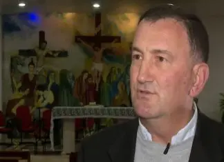 Padre é baleado em assalto, mas acaba salvo por crucifixo