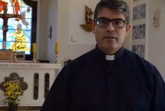 Padre descobre que vai ser pai e pede para ser dispensado da Igreja Católica