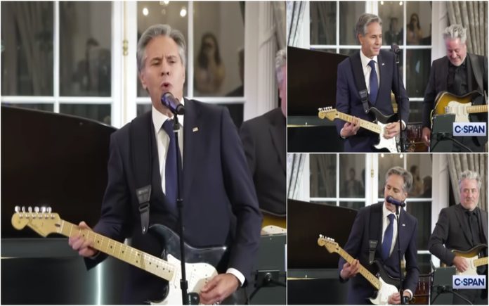 Secretário de Estado Norte-Americano surpreende com a tocar guitarra