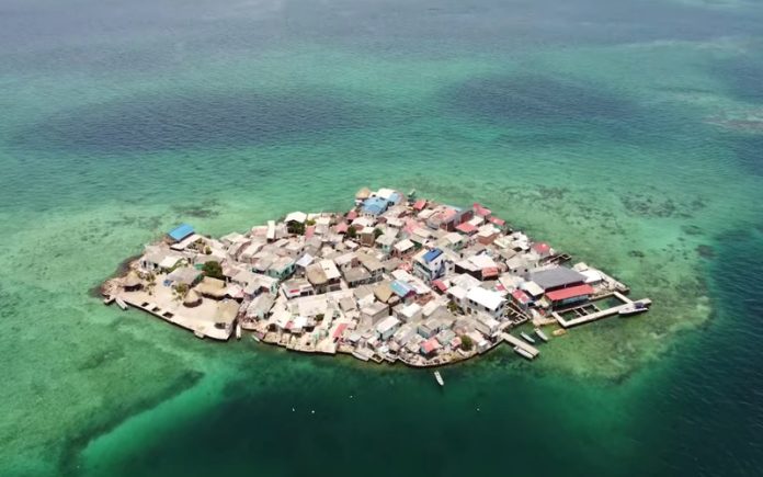 Portugueses visitaram a Ilha mais sobrelotada do mundo