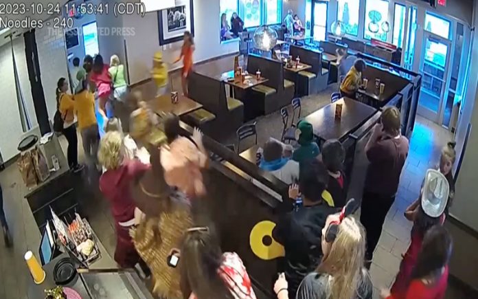 Veado invade restaurante em pleno almoço